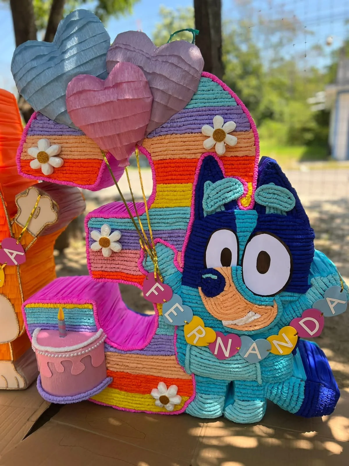 Piñata de Bluey con globos de corazón y número personalizado